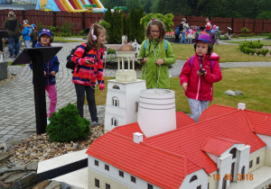 Dzieci podziwiają budowle w Parku Miniatur.